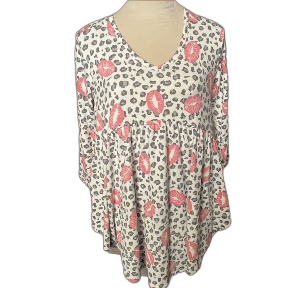 Heimish USA Leopard Print & Lips Print 3/4 Sleeves Vneck Curved Hem Small